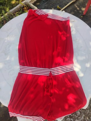 Mono corto rojo pantalón  con cordon rojo