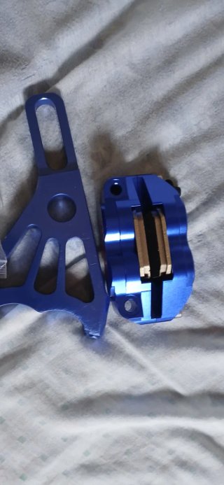 Pinza de freno azul para moto