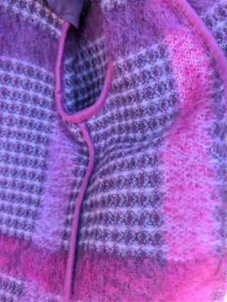 Abrigo de alpaca rosa y morado