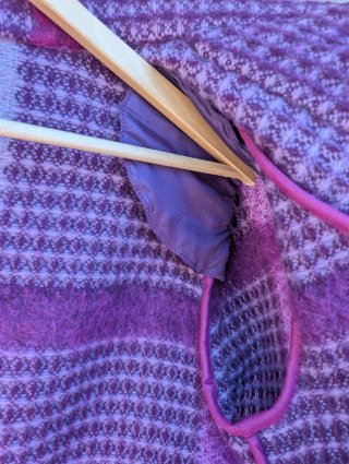 Abrigo de alpaca rosa y morado