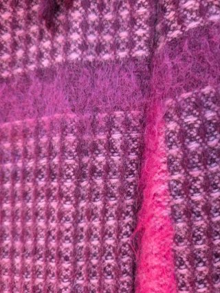 Abrigo de alpaca rosa y morado