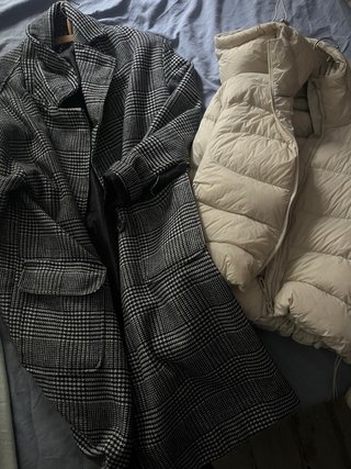 Abrigo de lana cuadros gris y plumífero beige