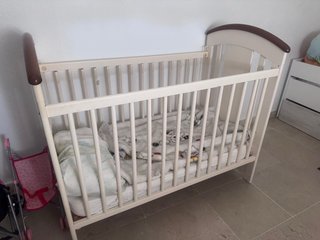 Cuna y colchón para bebé