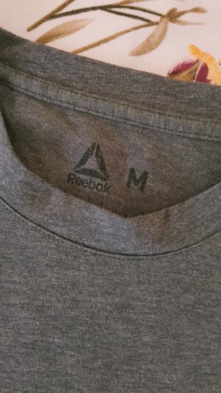 Camiseta Reebok gris