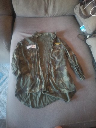 Camisa verde militar con parches