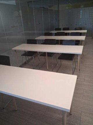 Silla de oficina negra y plateada