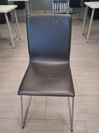 Silla de oficina negra y plateada