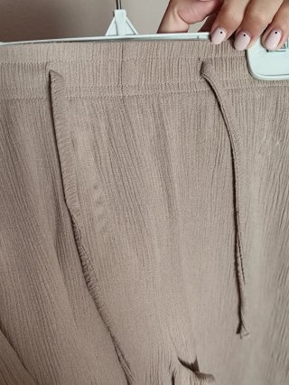 Pantalones finos de verano beige