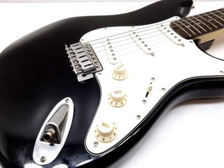 E63009-0 GUITARRA ELECTRICA SQUIER STRATOCASTER