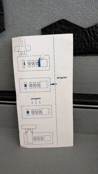 Maletín seguridad con combinación dorado