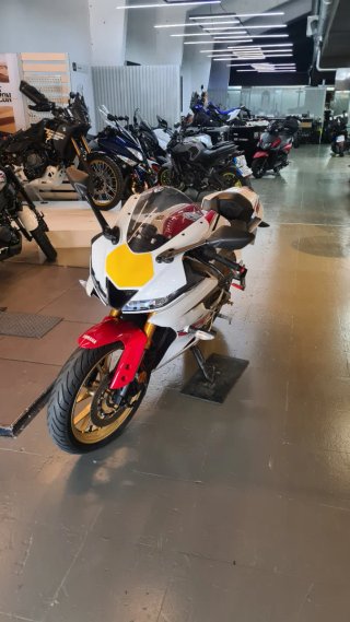 Yamaha YZF 125R Roja y Blanca