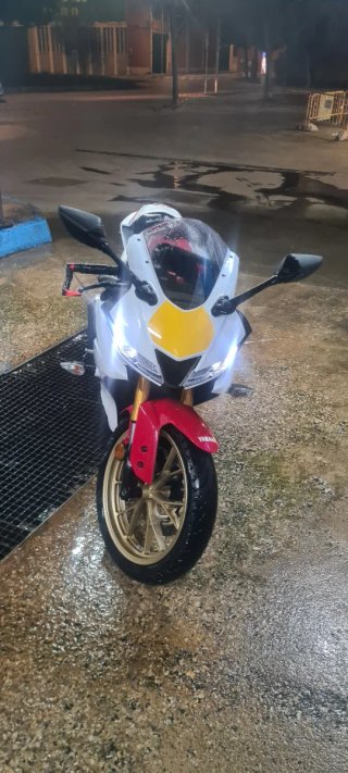 Yamaha YZF 125R Roja y Blanca