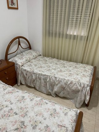 2 Letti 90cm + Comodino in Legno