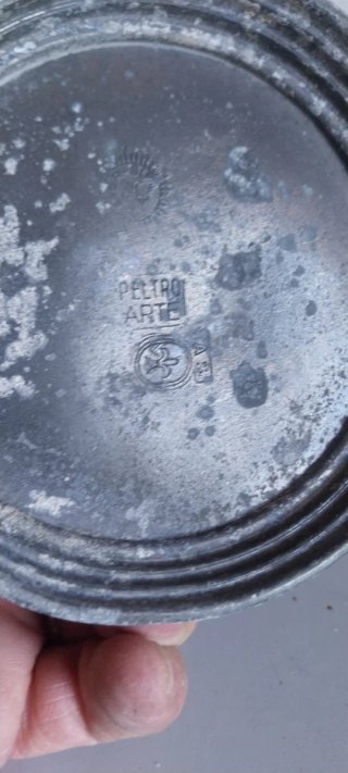Vecchio boccale in peltro con stemma