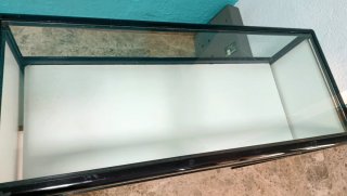 Mostrador expositor con vitrina de cristal.