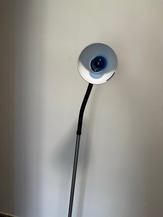 Lámpara de pie alta gris y negra