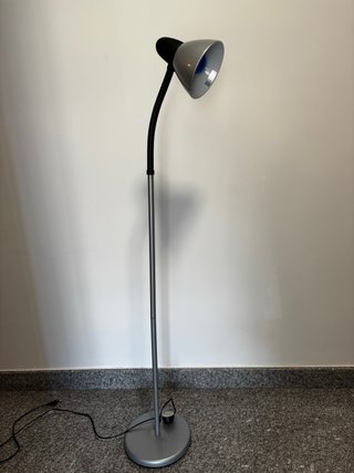 Lámpara de pie alta gris y negra