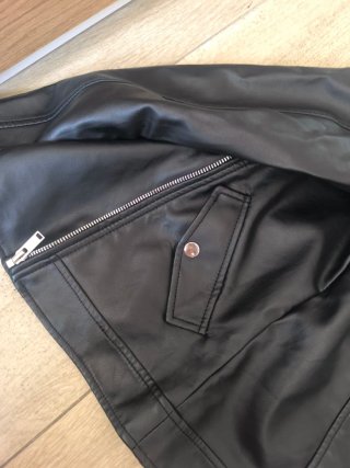 Chaqueta cuero negra estilo motero