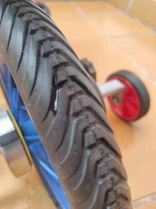 Bicicleta infantil roja con ruedines