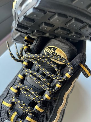 Nike Air Max 95 Negro y Dorado