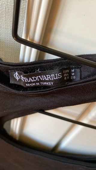 Top asimétrico Stradivarius negro