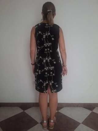 Vestido negro con flores blancas