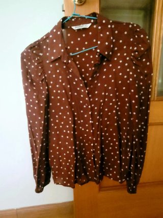 Blusa Stradivarius lunares marrón y blanco