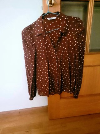 Blusa Stradivarius lunares marrón y blanco