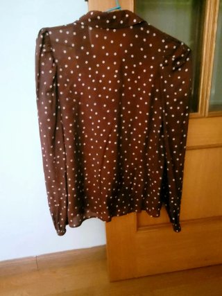 Blusa Stradivarius lunares marrón y blanco