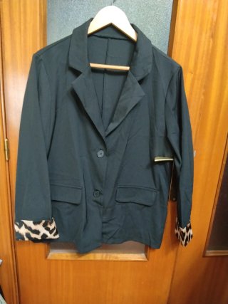 Chaqueta negra con puños estampado animal