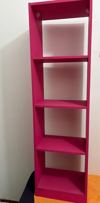 Estantería rosa de madera