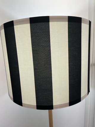 Lámpara de pie con pantalla de rayas