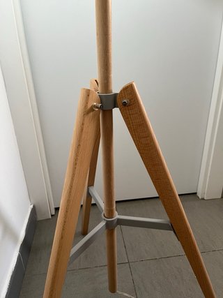 Lámpara de pie con pantalla de rayas