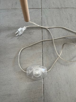 Lámpara de pie con pantalla de rayas