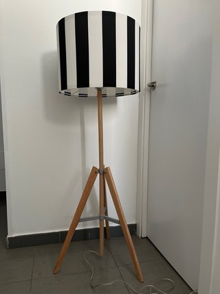 Lámpara de pie con pantalla de rayas