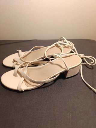 Sandalias blancas de tiras para mujer