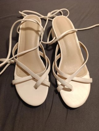 Sandalias blancas de tiras para mujer
