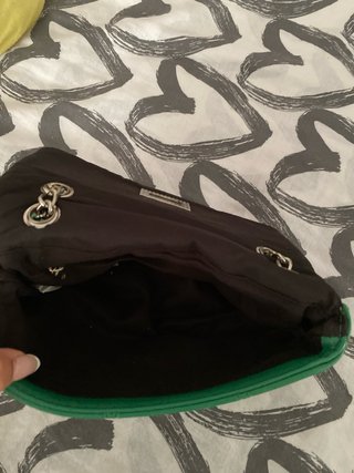 Bolso verde acolchado con cadena
