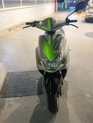 Yamaha Jog R Scooter Plata y Rojo