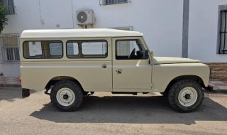 Land Rover Santana  2.5 DL ( 9 plazas)