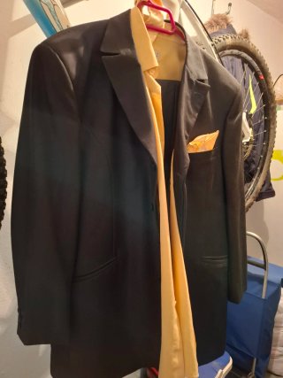Traje negro y camisa amarilla