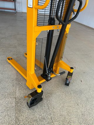 Transpaleta apiladora 1.6m