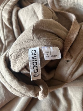 Sudadera beige con bolsillo y detalle Love