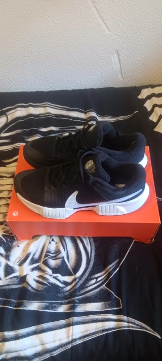 Zapatillas Nike Negras y Blancas Sin Estrenar