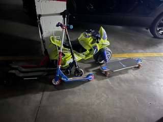 Patinetes y moto de juguete