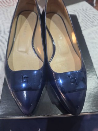 Zapatos punta charol azul Latouche