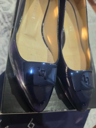 Zapatos punta charol azul Latouche