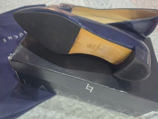 Zapatos punta charol azul Latouche