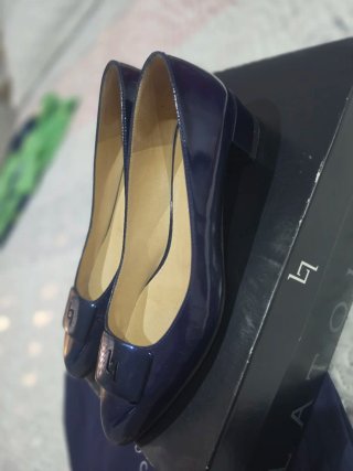 Zapatos punta charol azul Latouche