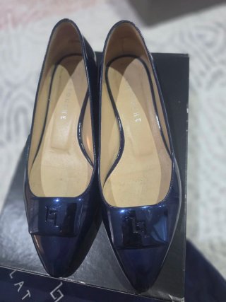 Zapatos punta charol azul Latouche